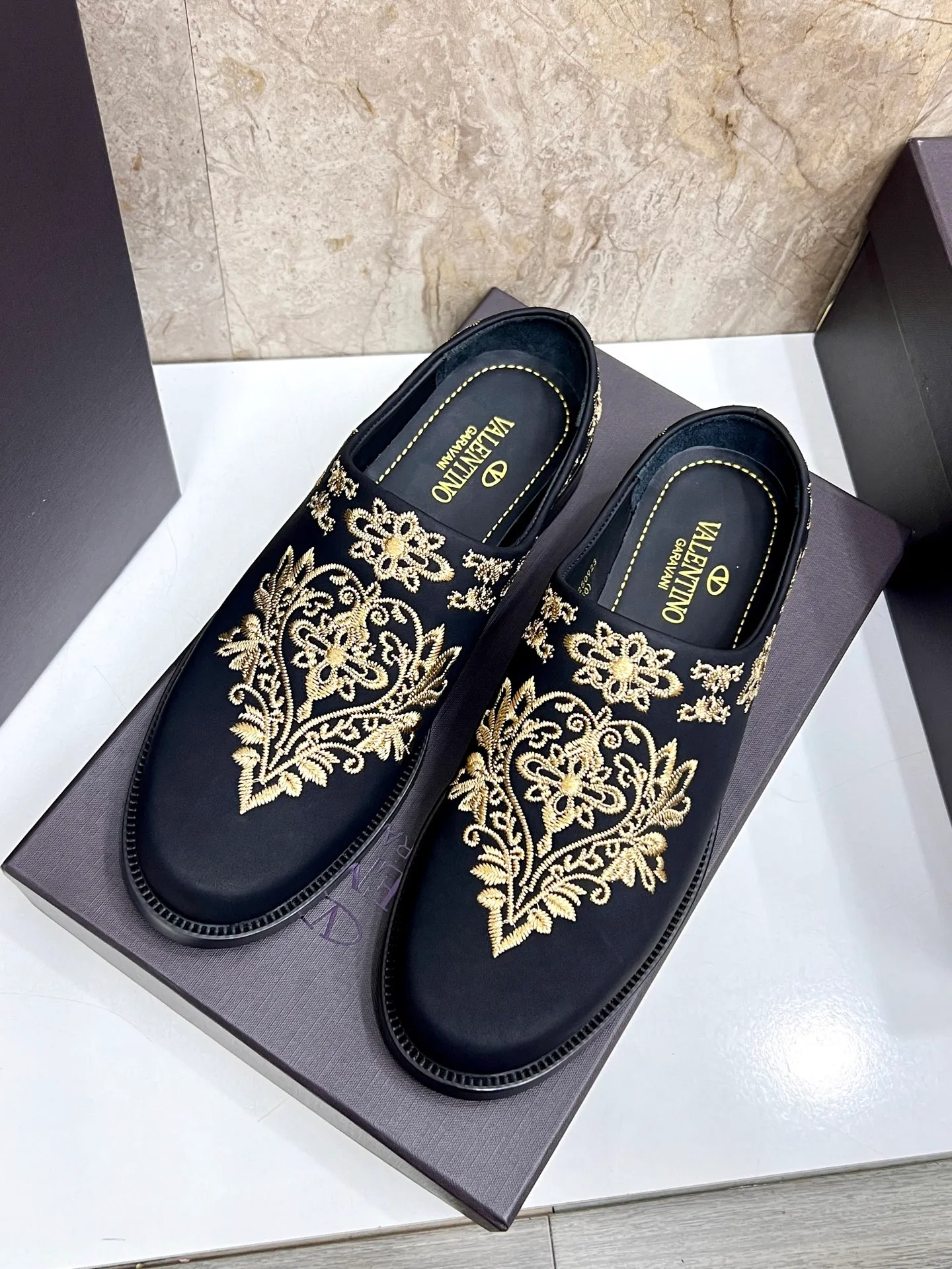 Men's men's shoes💰780 Valentino Valentino's new electric embroidery slippers. These Derby loafers are made of imported cowhide leather. They are light in texture and cool in style. The uppers are decorated with brand logo buckles, showing off the big-name style! The lines reveal novel urban trends. The toe is round and full, and the rubber foam sole and triple protruding leather welt complement each other. It is extremely fashionable and charming, with dyed calfskin lining, genuine leather feet, and standard logo decoration. It is simple yet elegant. It has a classic European and American loose style and is extremely comfortable on the feet. Size: 39-44 (customized at 38.45.46)